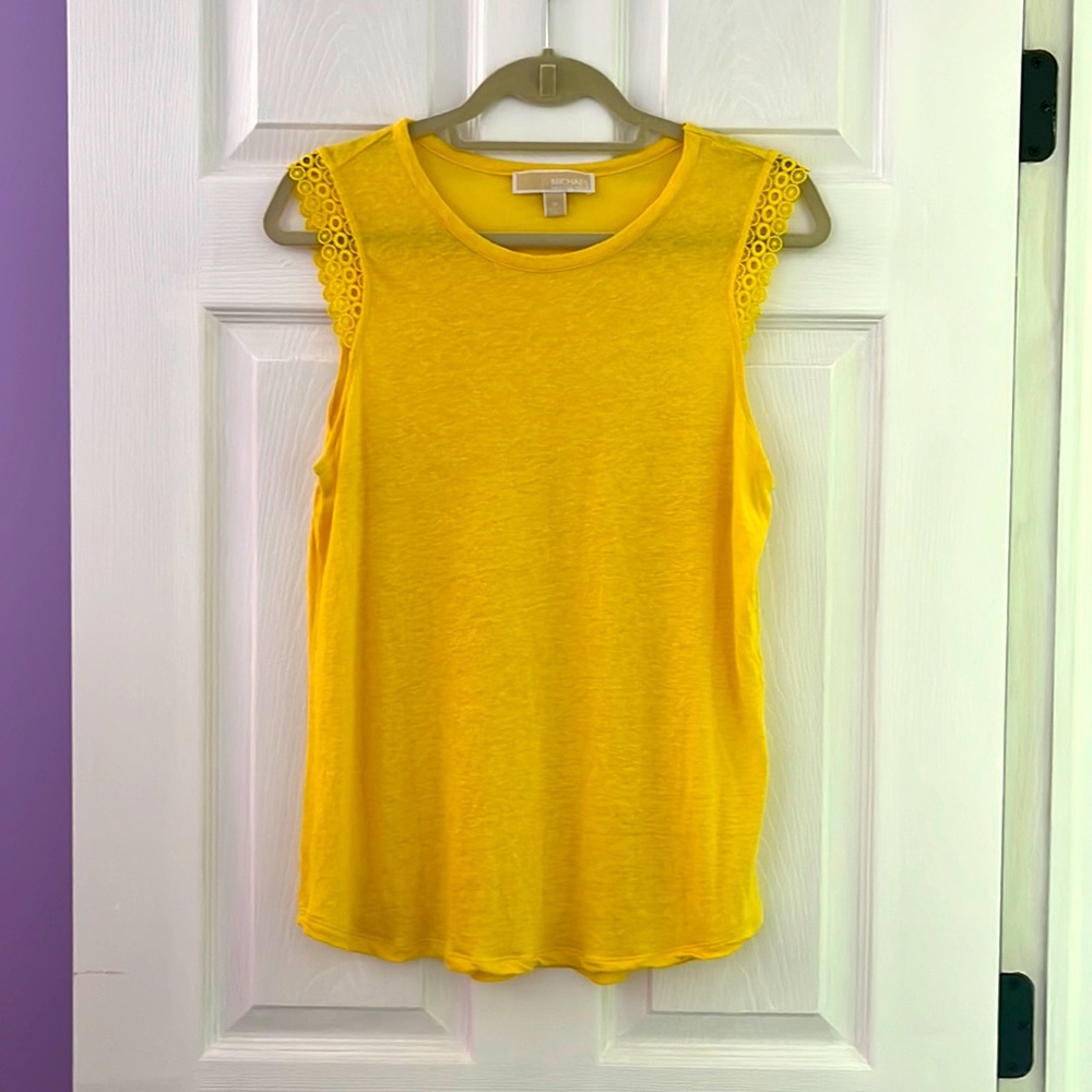 Michael Kors Women size M yellow sleeveless tank with circle design off shoulder